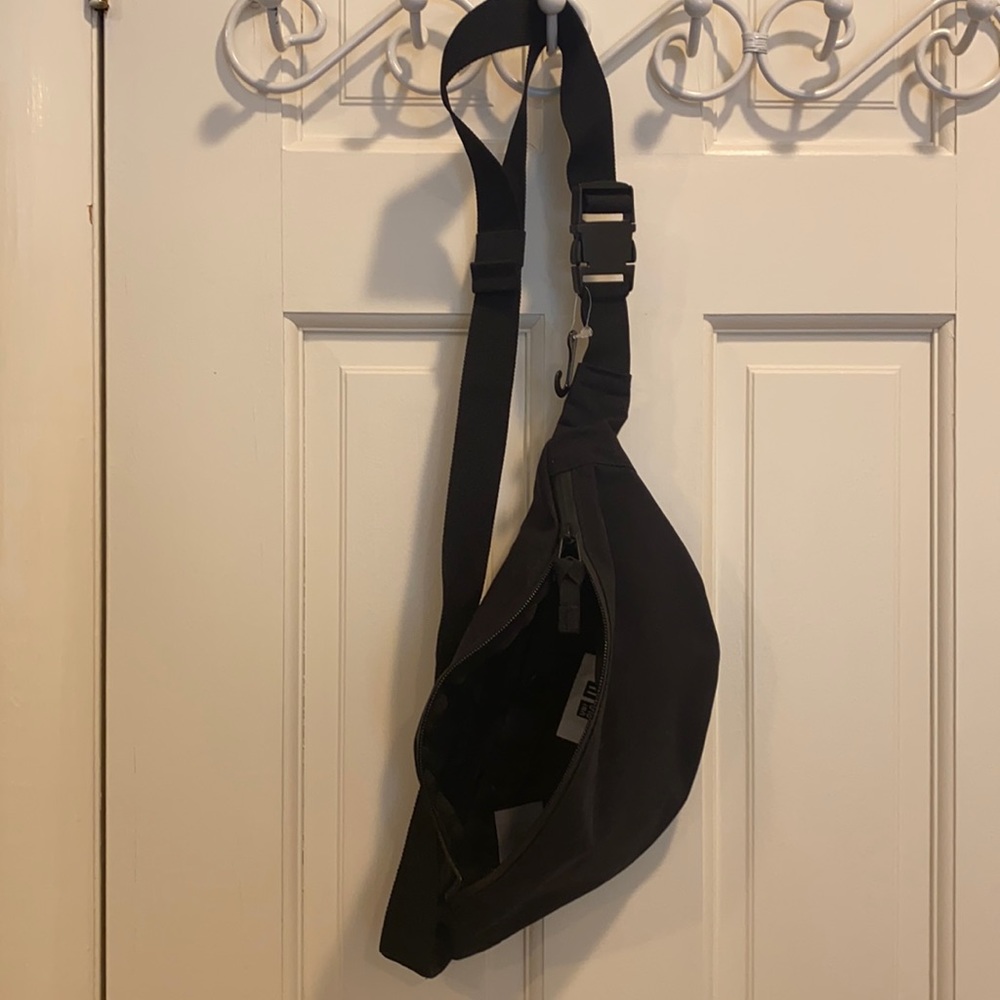 Uniqlo black fannypack, new